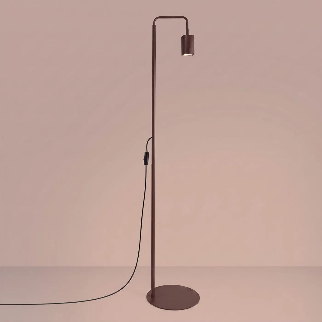 Lampadaire Rayo marron à spot rainuré, allumé