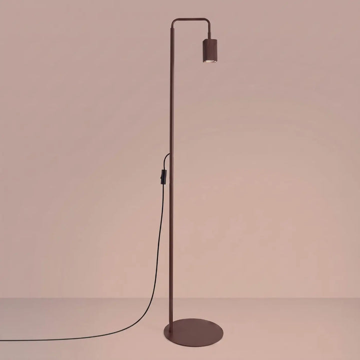 Lampadaire Rayo marron à spot rainuré, allumé
