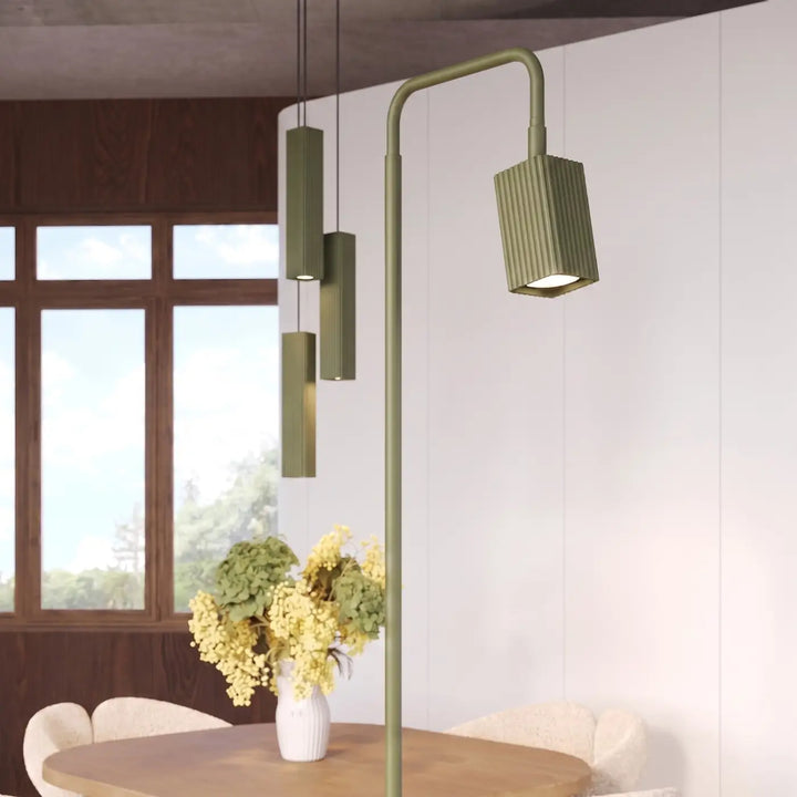 Lampadaire Rayo vert olive à spot rainuré près d'une table à manger