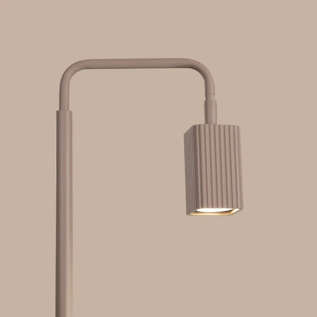 Lampadaire Rayo taupe à spot rainuré, détail des cannelures