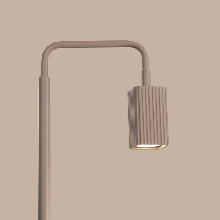 Lampadaire Rayo taupe à spot rainuré, détail des cannelures