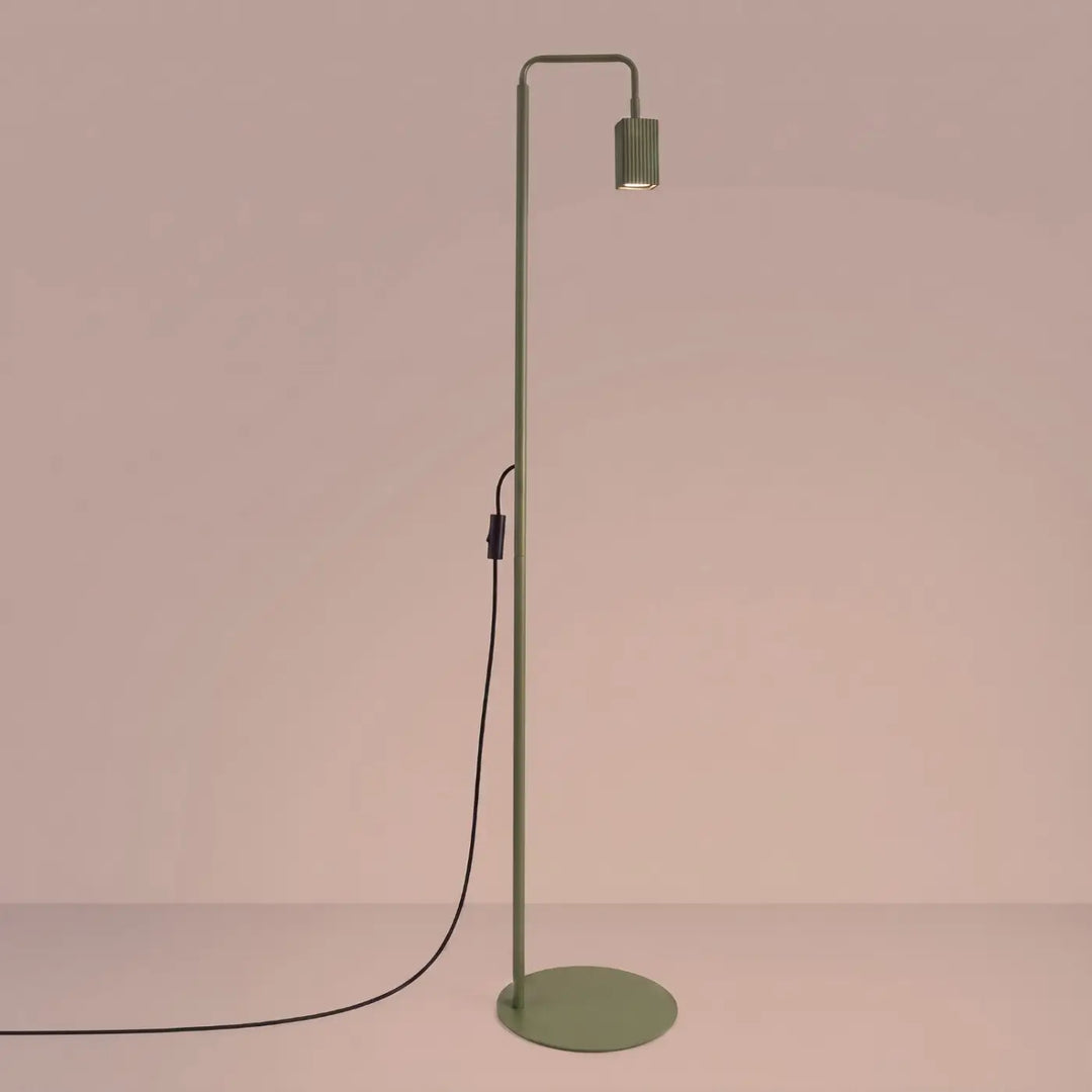 Lampadaire Rayo vert olive à spot rainuré, allumé
