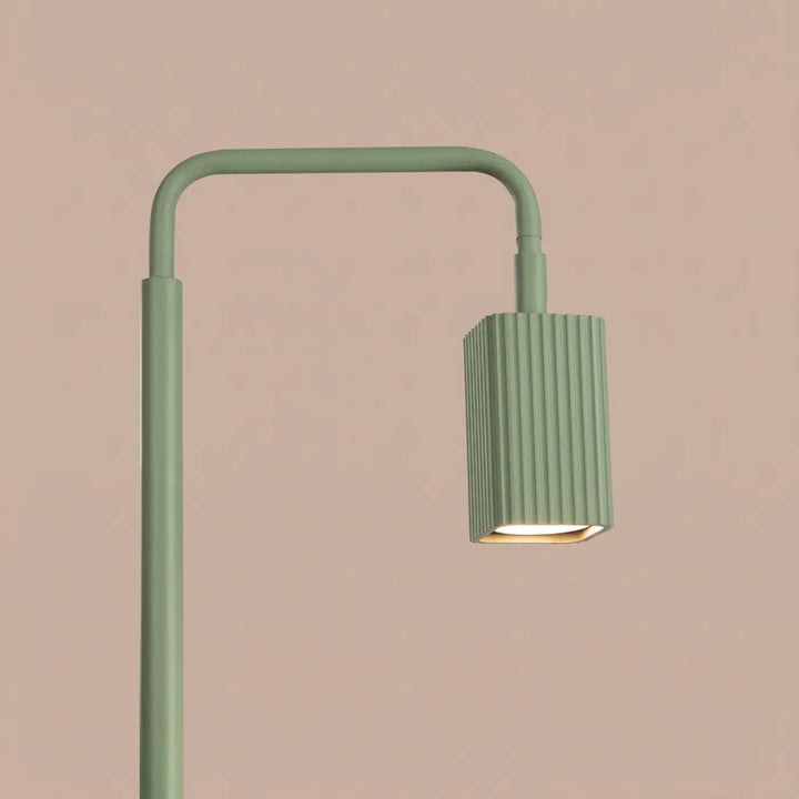 Lampadaire Rayo sauge à spot rainuré, détail des cannelures