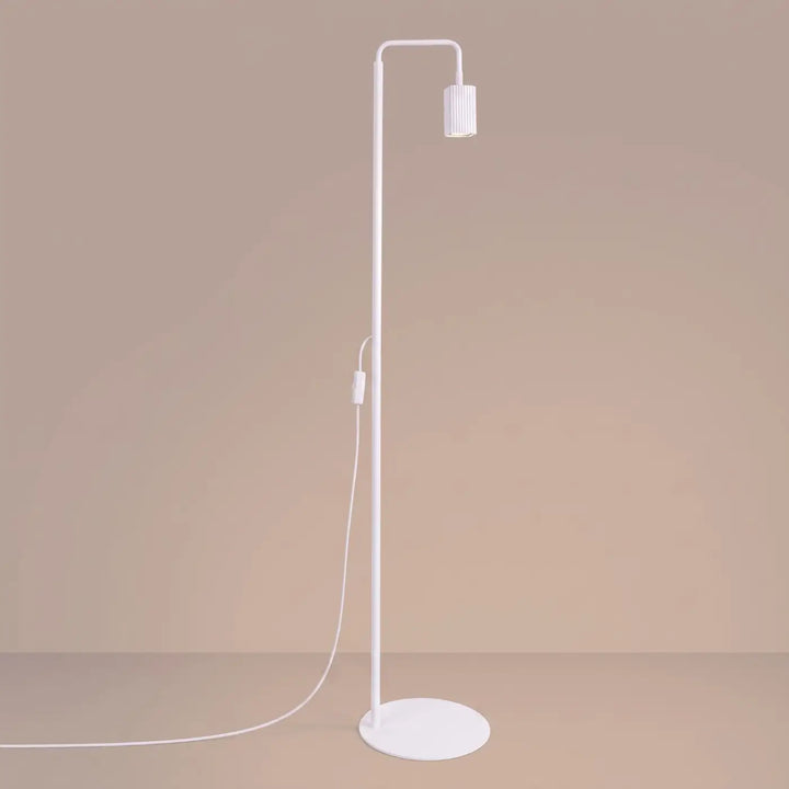 Lampadaire Rayo blanc à spot rainuré, allumé