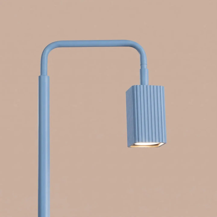 Lampadaire Rayo bleu azur à spot rainuré, détail des cannelures