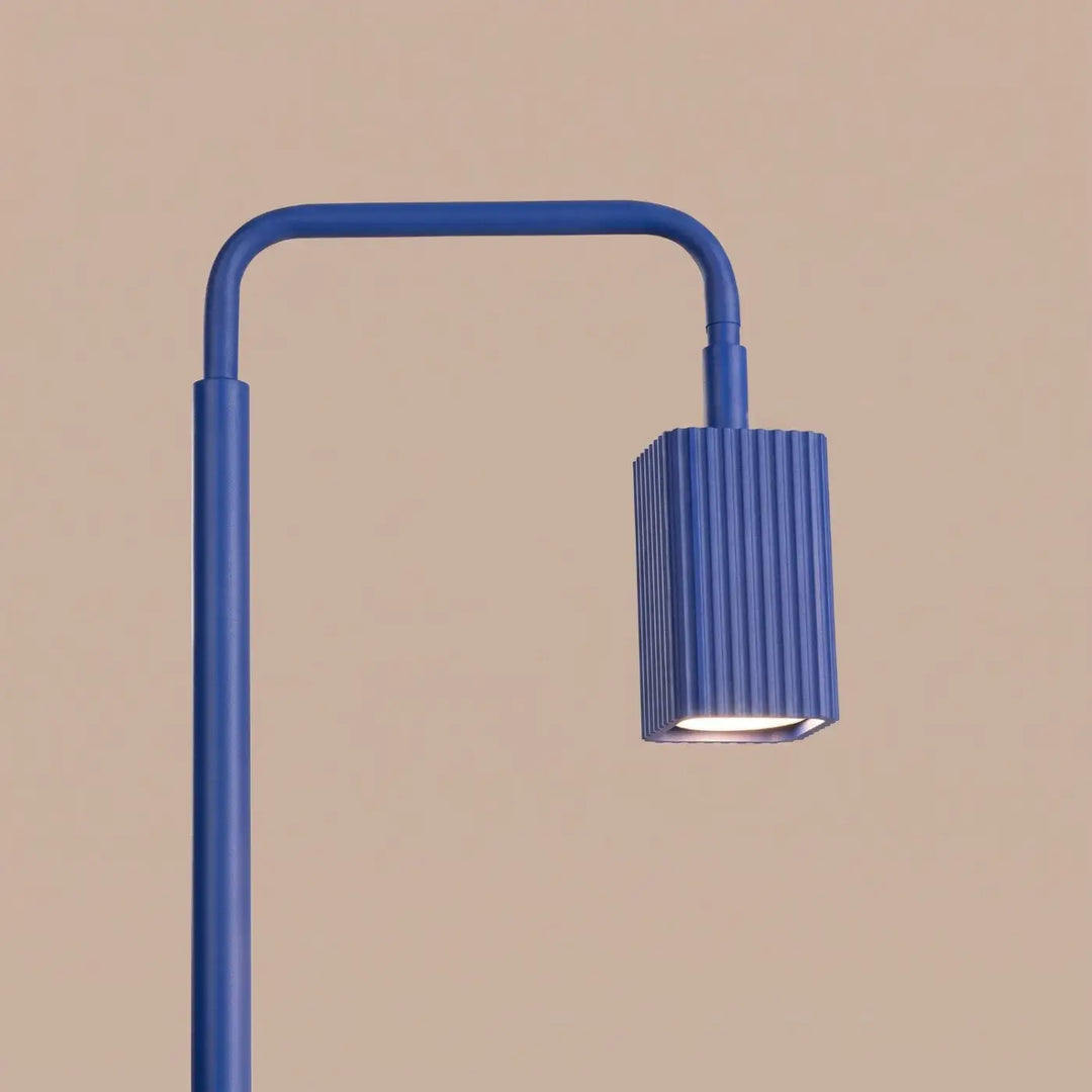 Lampadaire Rayo outremer à spot rainuré, détail des cannelures