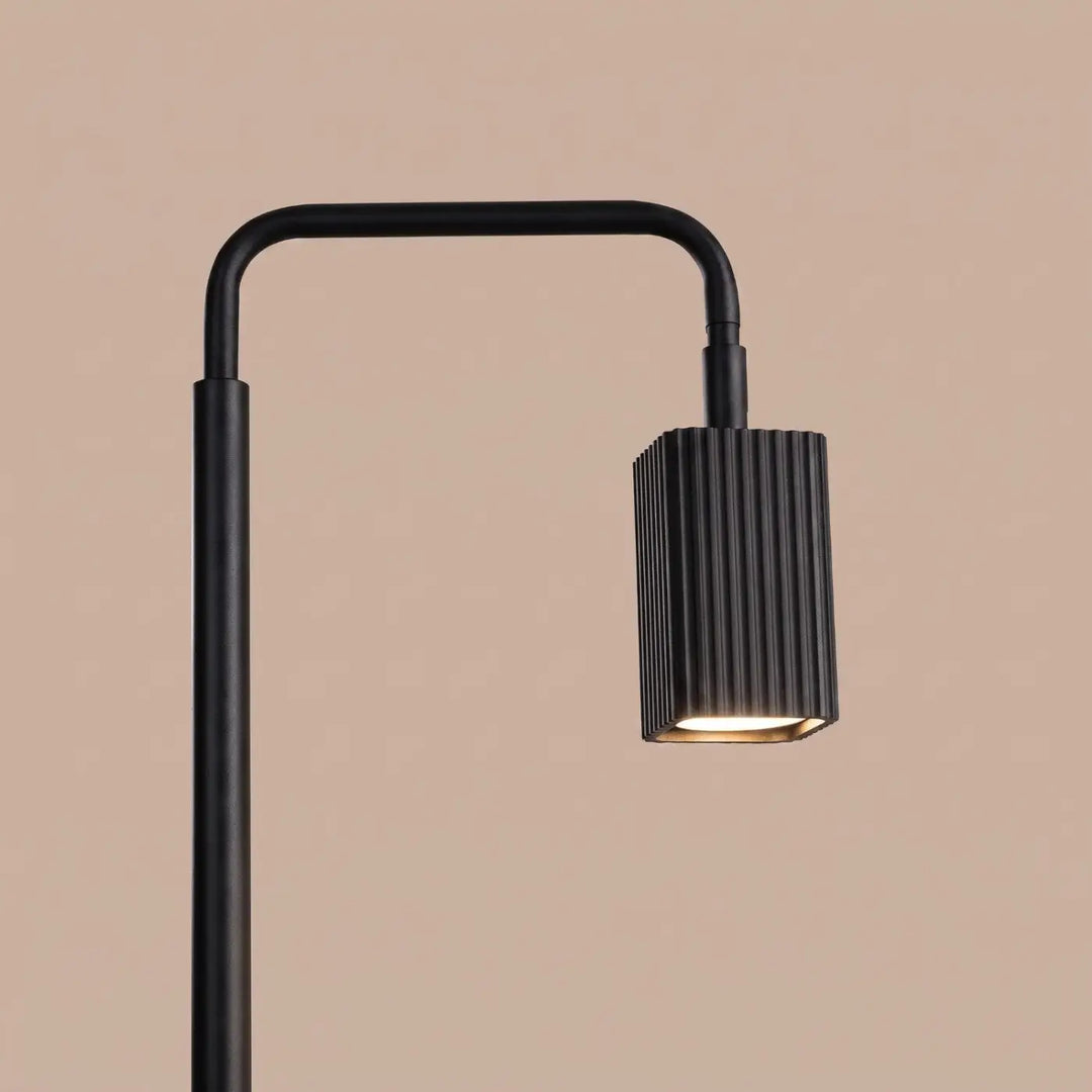 Lampadaire Rayo noir à spot rainuré, détail des cannelures