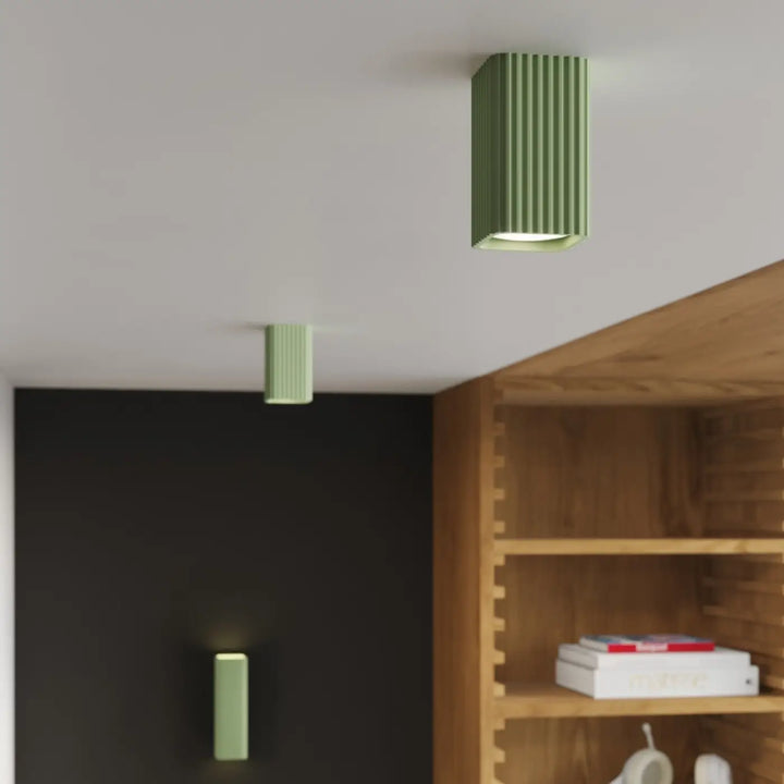 Lampadaire Rayo sauge à spot rainuré près d'une table à manger