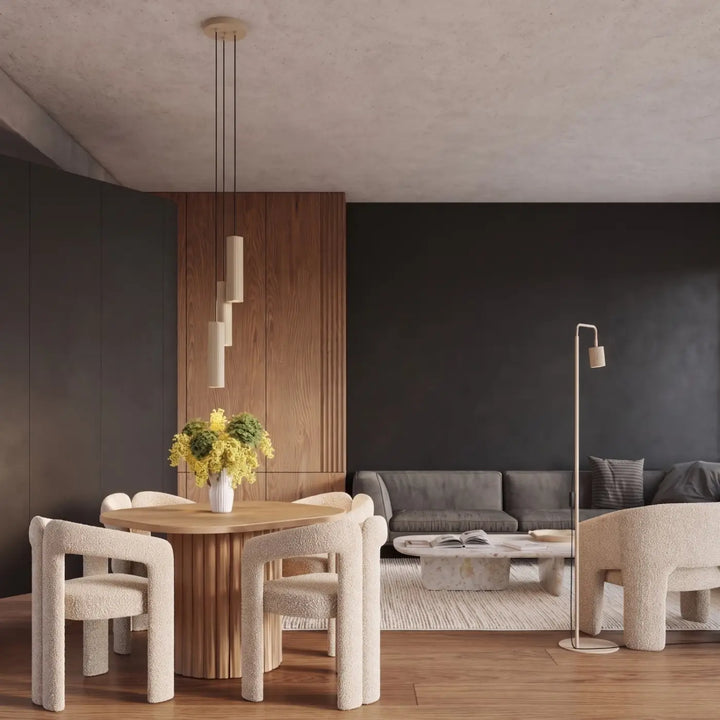 Lampadaire Rayo taupe à spot rainuré dans un salon