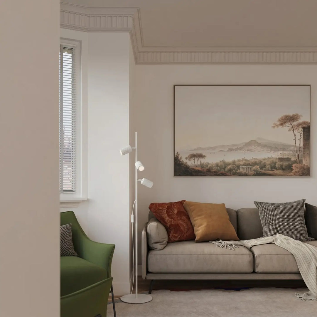 Lampadaire blanc dans un salon
