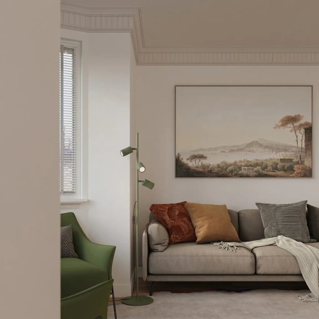 Lampadaire vert olive dans un salon