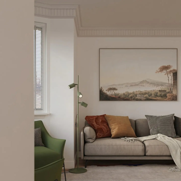 Lampadaire vert olive dans un salon