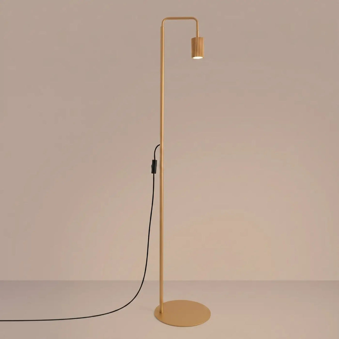 Lampadaire doré allumé