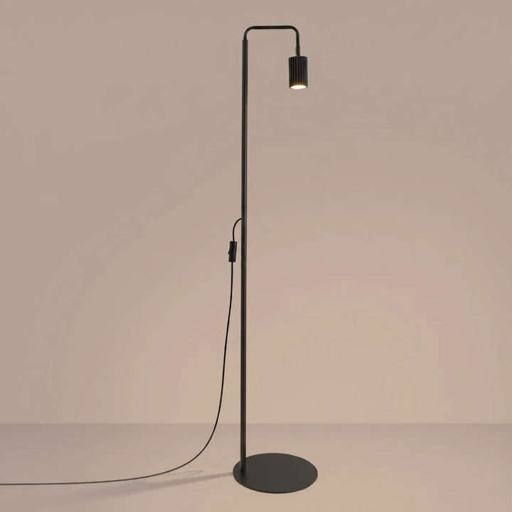 Lampadaire noir allumé