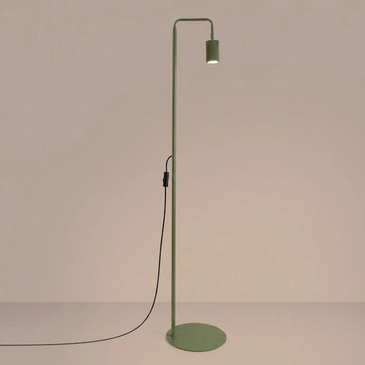 Lampadaire vert olive allumé