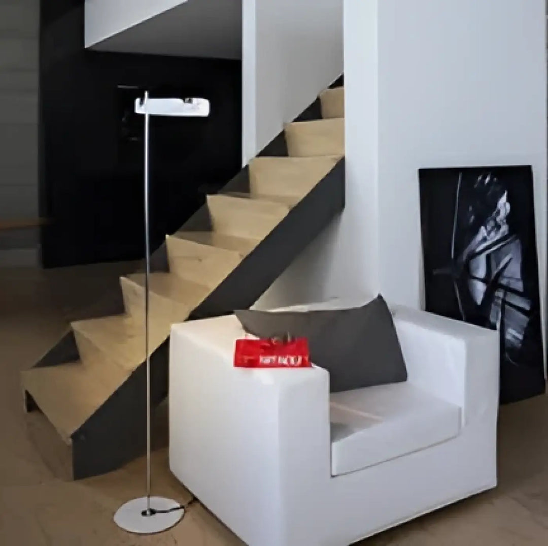 Armchair design blanc moderne avec coussin gris et lampadaire design à tête lumineuse orientable axis