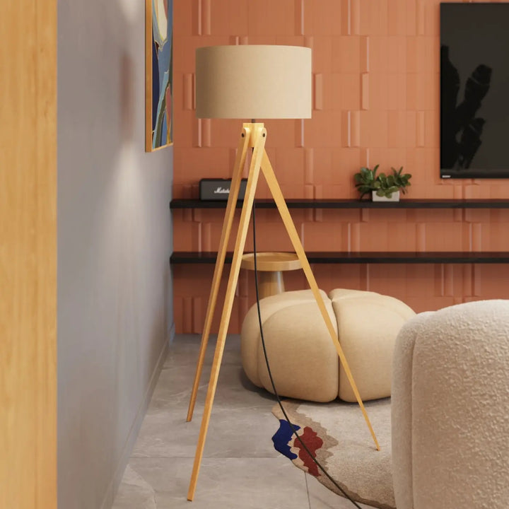 Lampadaire taupe/bois naturel vue rapprochée dans son décor