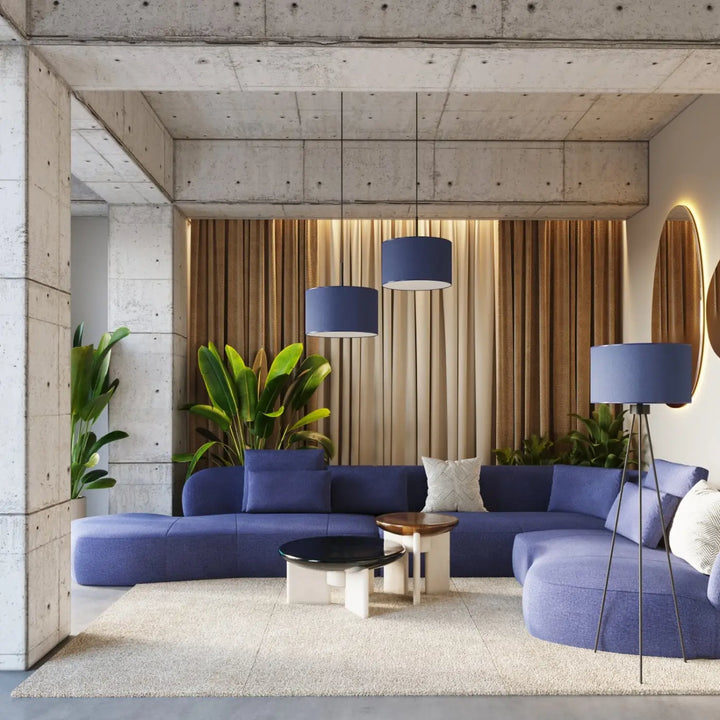 Lampadaire bleu marine/noir dans un intérieur contemporain