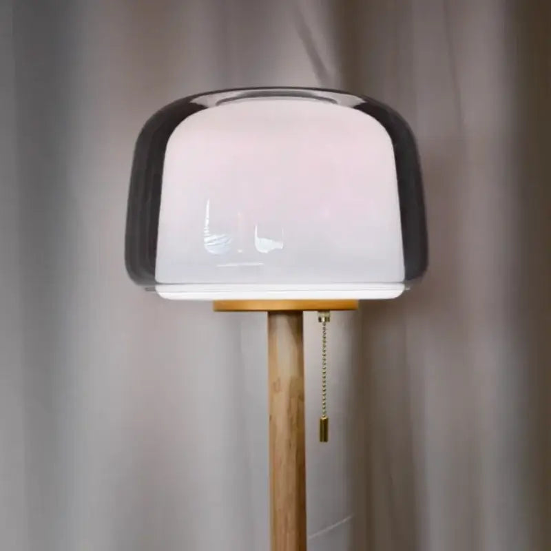 Lampadaire en verre transparent avec tige en bois naturel