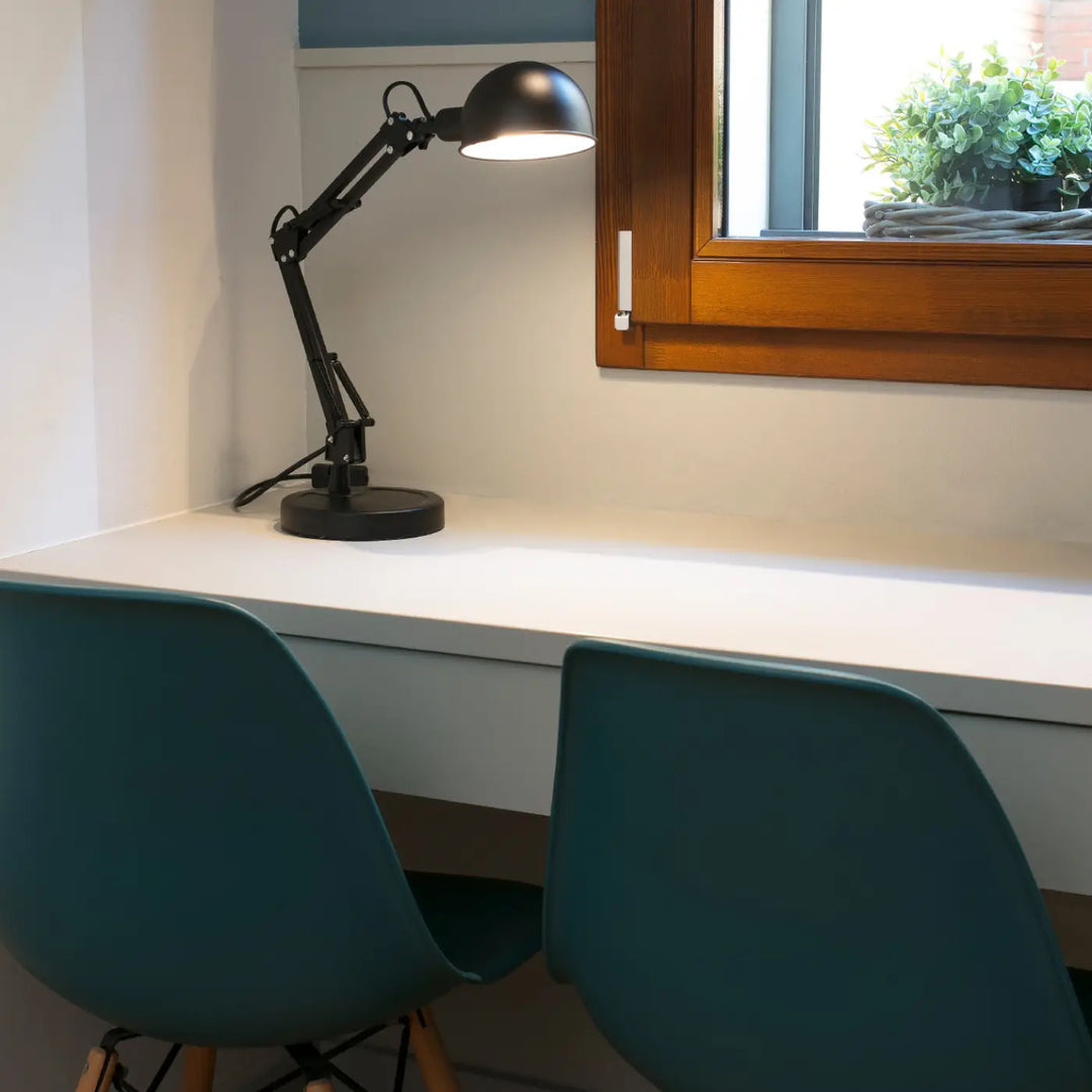 Lampe de bureau Baobab noire de Faro Barcelona en situation
