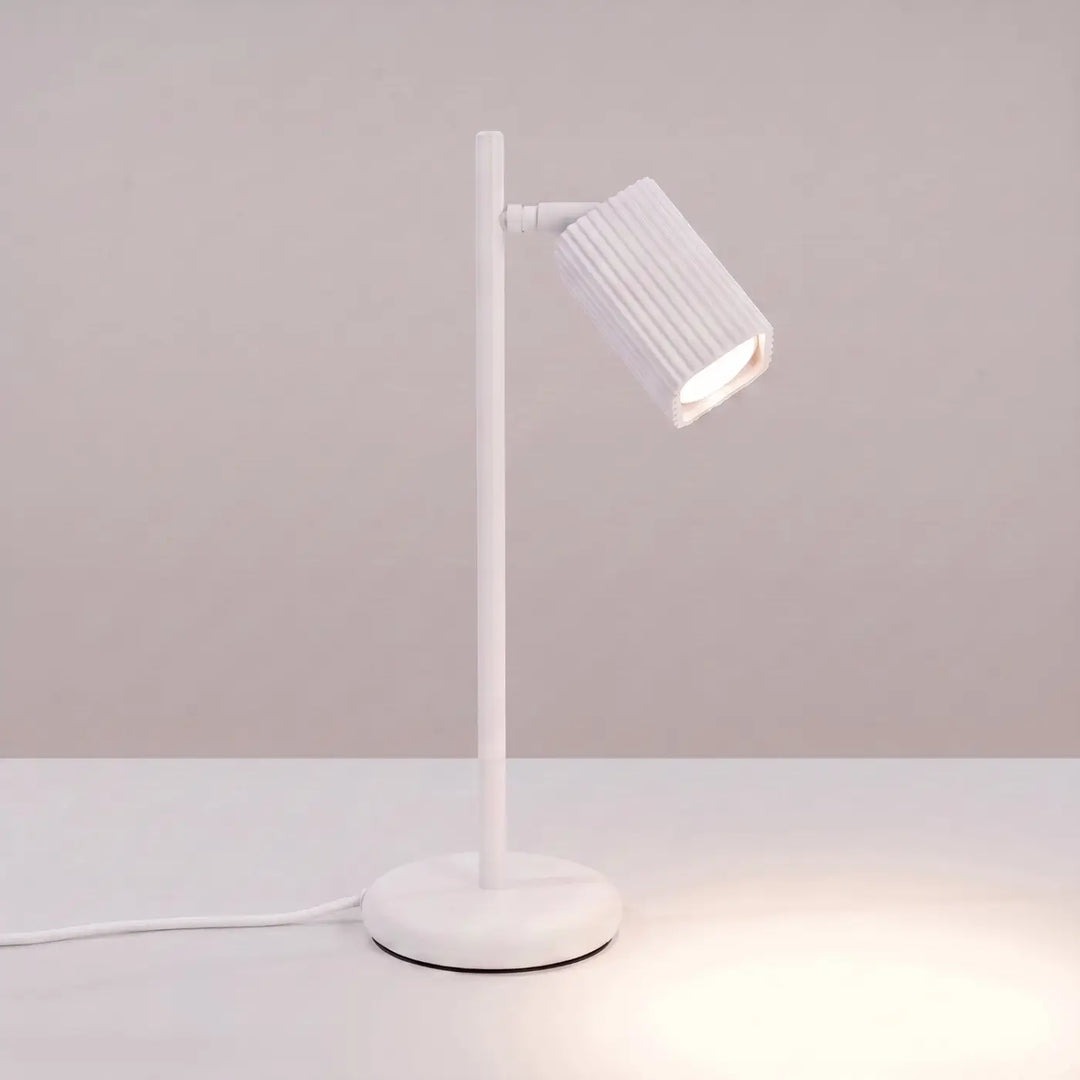 Lampe de bureau Rayo en aluminium blanc à réflecteur rainuré, allumée