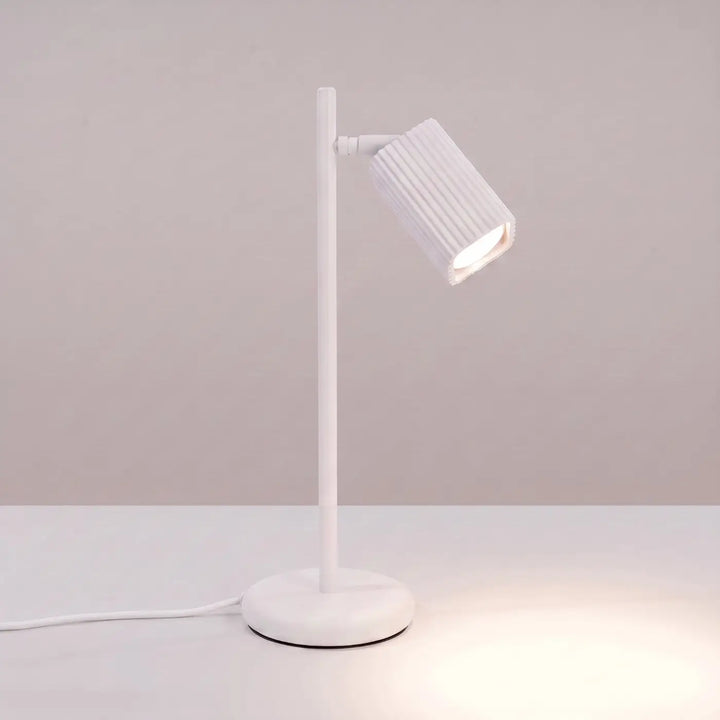 Lampe de bureau Rayo en aluminium blanc à réflecteur rainuré, allumée