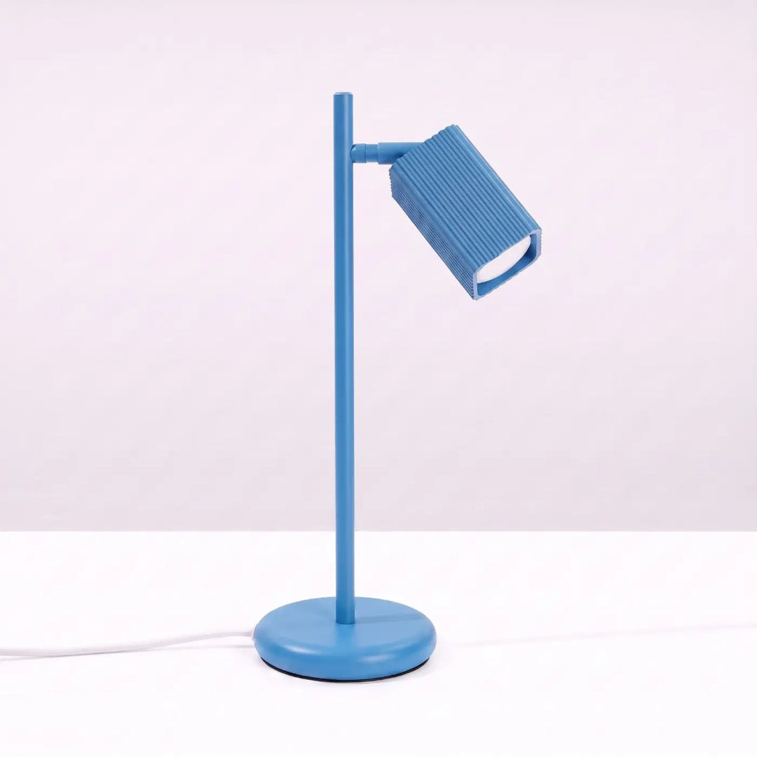 Lampe de bureau Rayo en aluminium bleu azur à réflecteur rainuré, éteinte