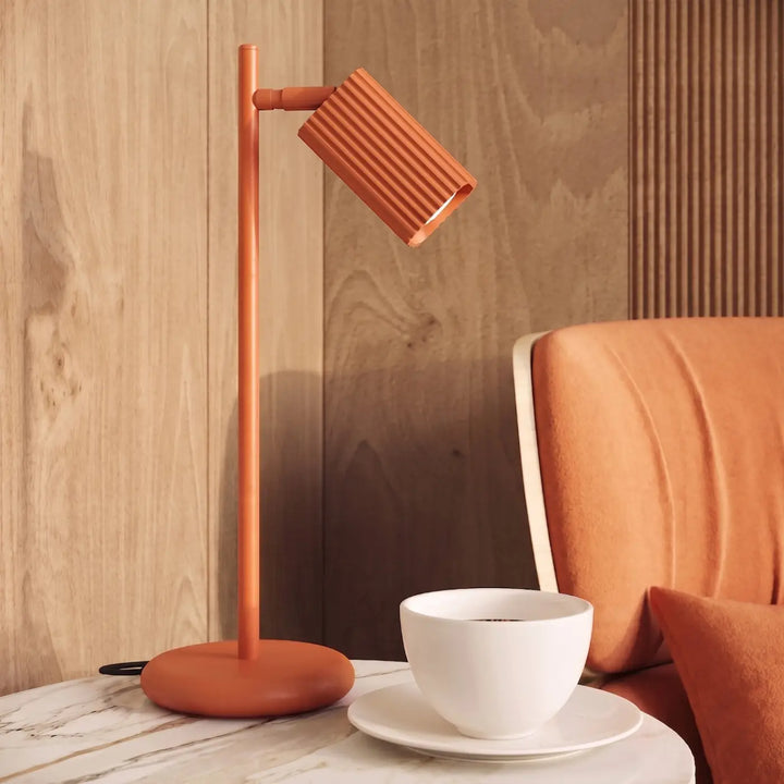 Lampe de bureau Rayo en aluminium ocre rouge à réflecteur rainuré sur une table d'appoint