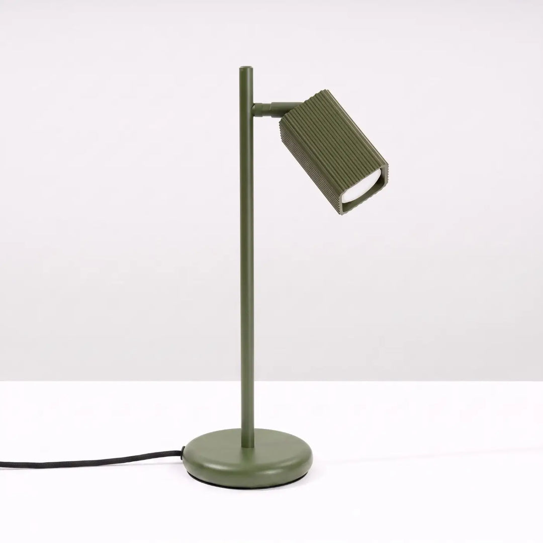 Lampe de bureau Rayo en aluminium vert olive à réflecteur rainuré, éteinte