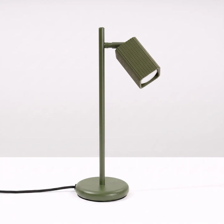 Lampe de bureau Rayo en aluminium vert olive à réflecteur rainuré, éteinte