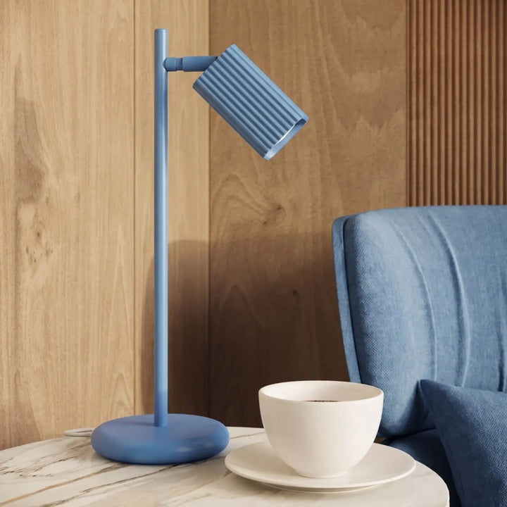 Lampe de bureau Rayo en aluminium bleu azur à réflecteur rainuré sur une table d'appoint