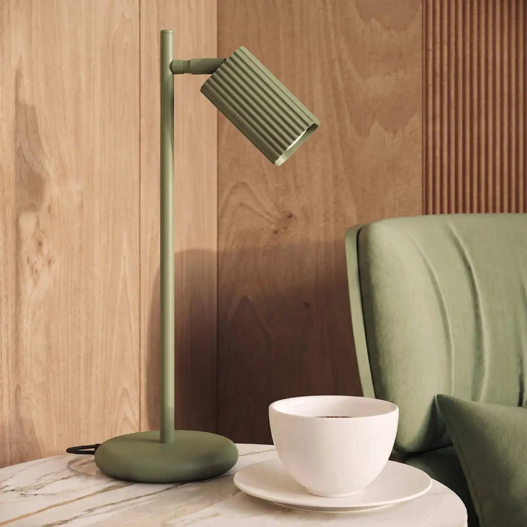 Lampe de bureau Rayo en aluminium vert olive à réflecteur rainuré sur une table d'appoint