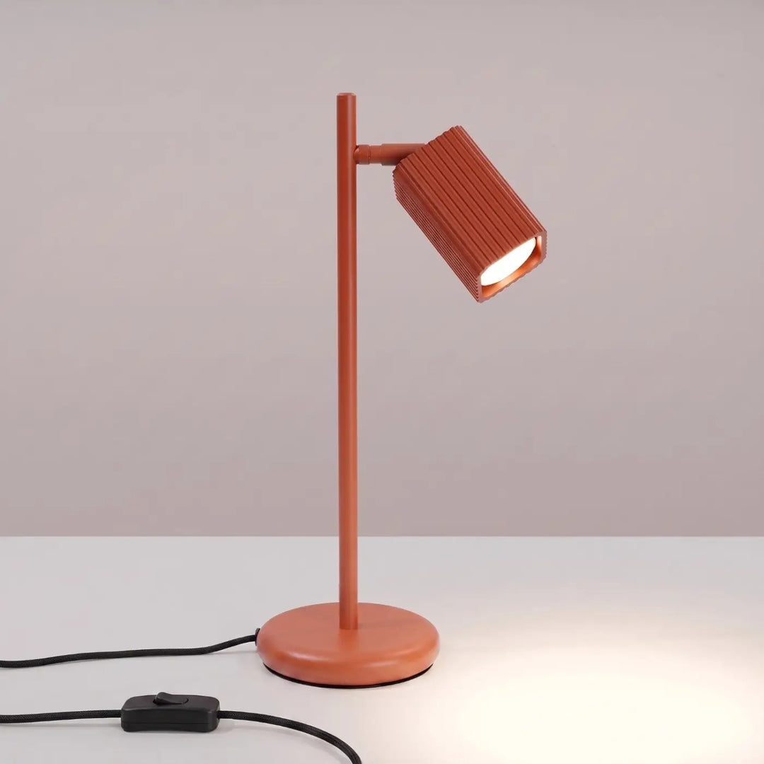 Lampe de bureau Rayo en aluminium ocre rouge à réflecteur rainuré, allumée