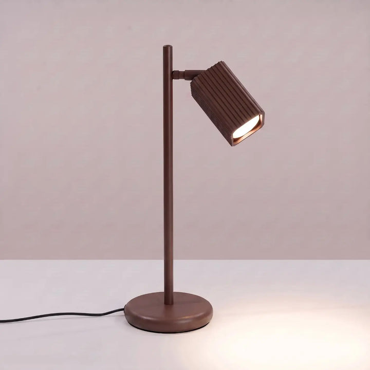 Lampe de bureau Rayo en aluminium marron à réflecteur rainuré, allumée