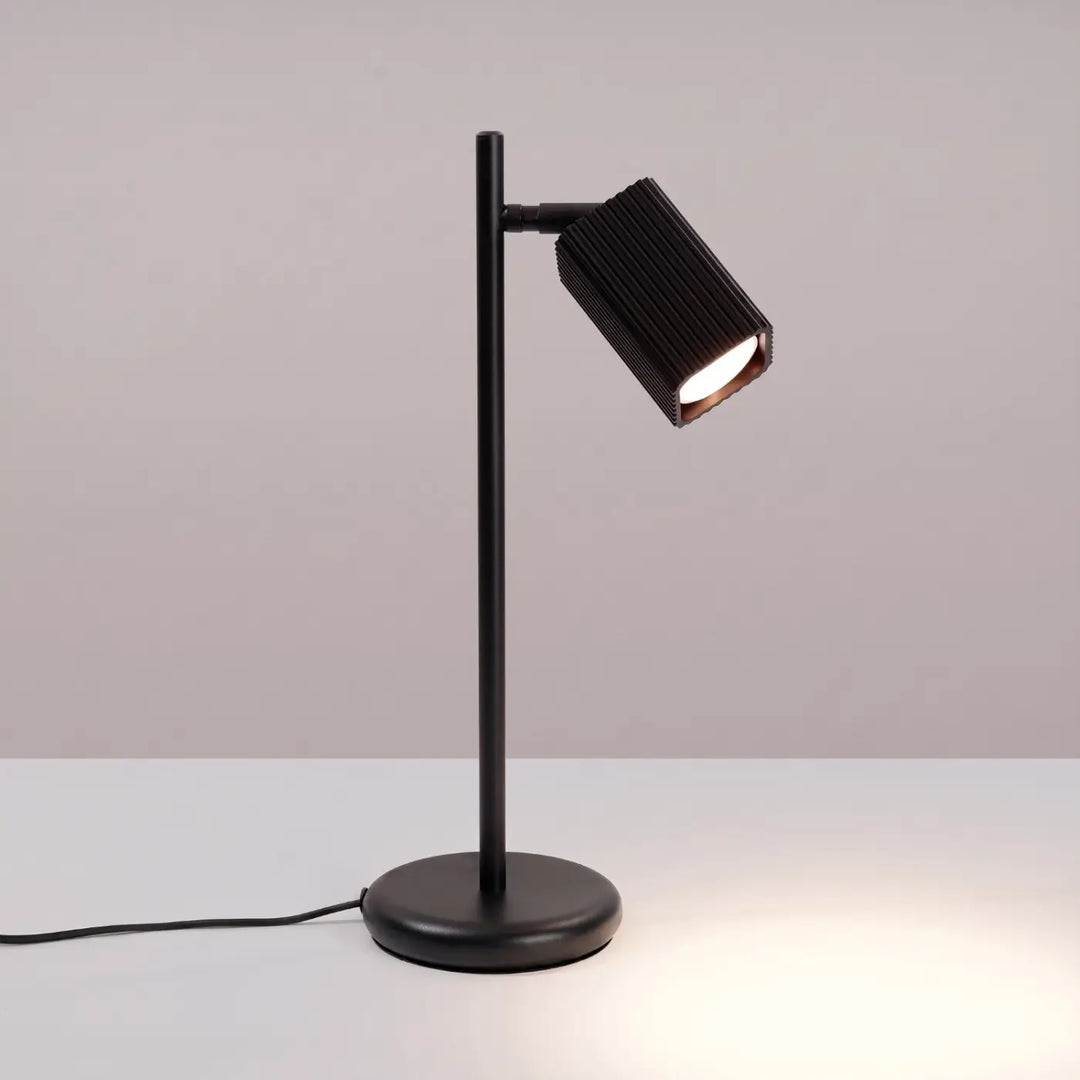 Lampe de bureau Rayo en aluminium noir à réflecteur rainuré, allumée