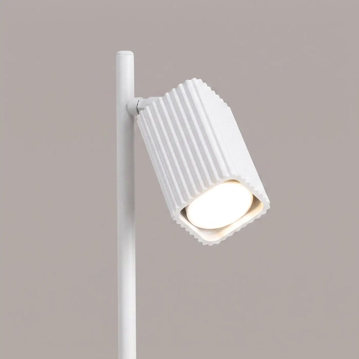 Lampe de bureau Rayo en aluminium blanc à réflecteur rainuré, détail des cannelures