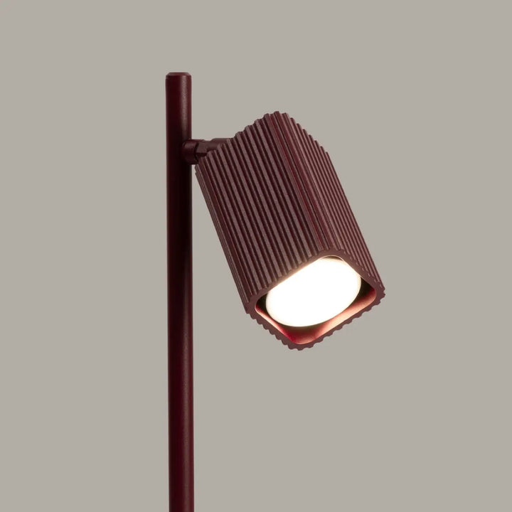 Lampe de bureau Rayo en aluminium bordeaux à réflecteur rainuré, détail des cannelures