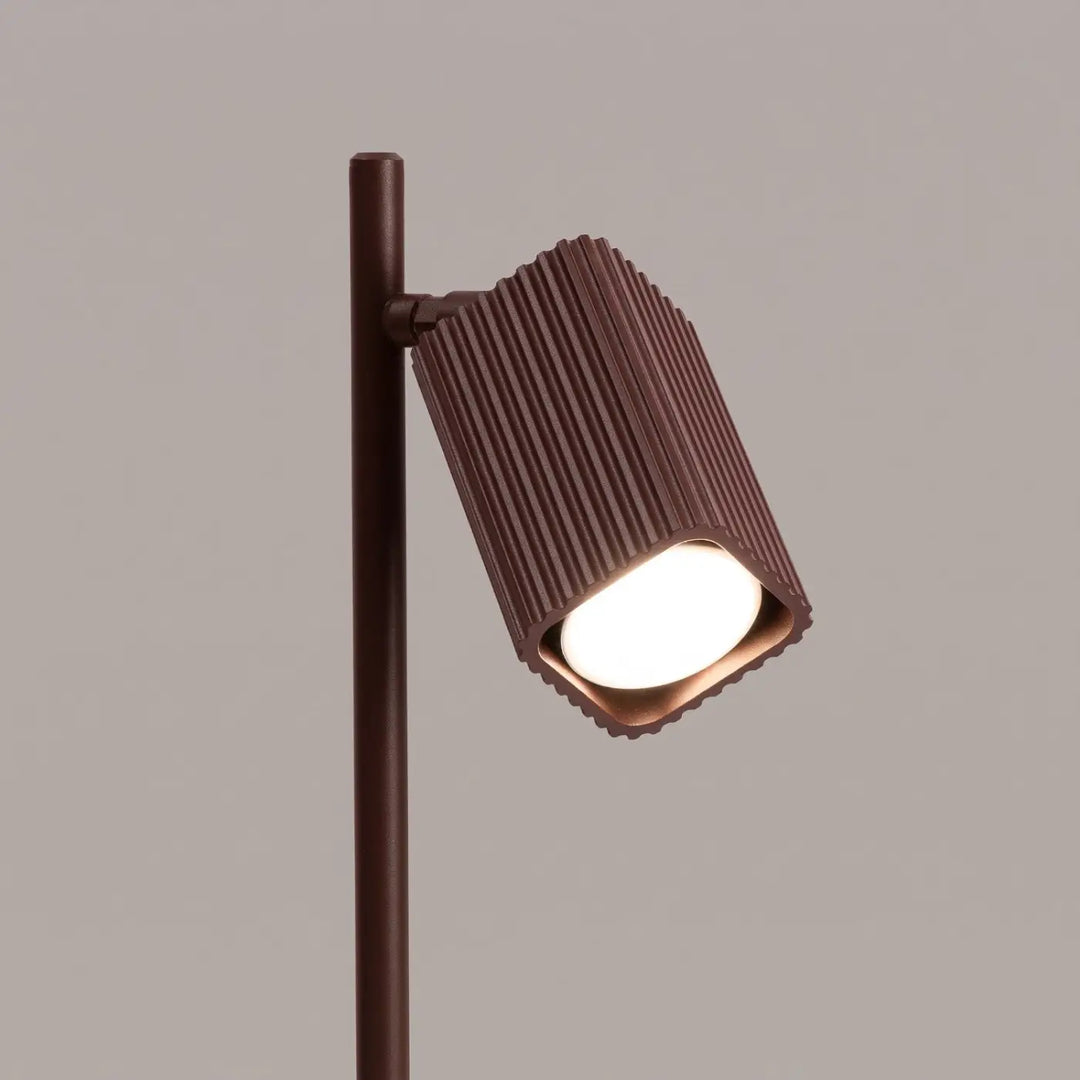 Lampe de bureau Rayo en aluminium marron à réflecteur rainuré, détail des cannelures