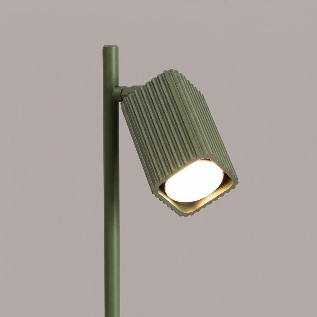 Lampe de bureau Rayo en aluminium vert olive à réflecteur rainuré, détail des cannelures