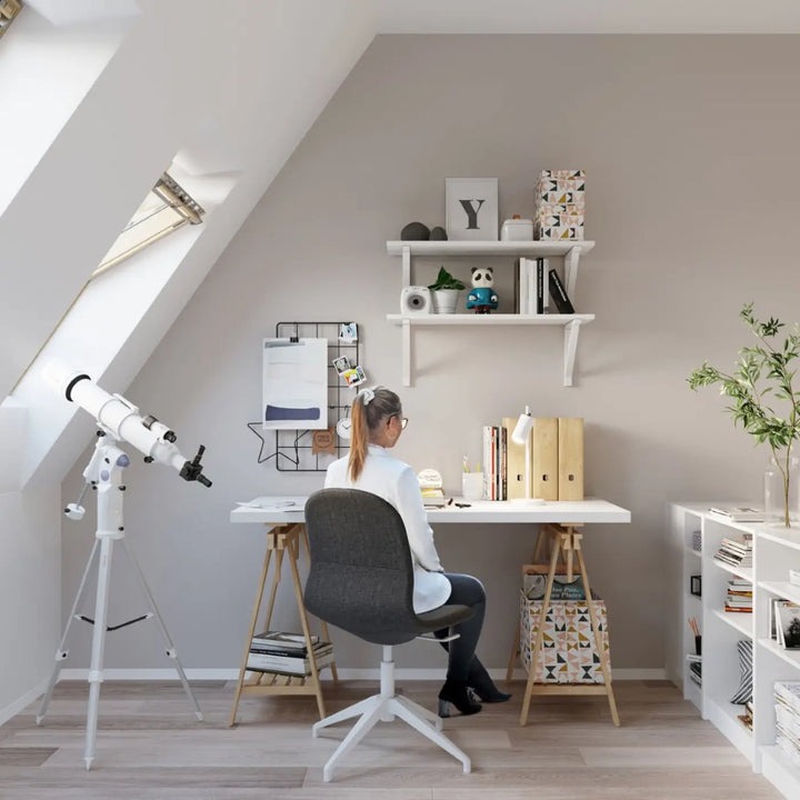 Lampe à poser blanc dans un intérieur contemporain