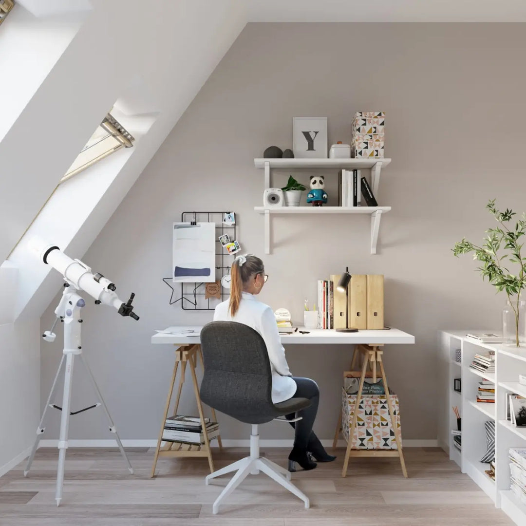Lampe à poser noir dans un intérieur contemporain