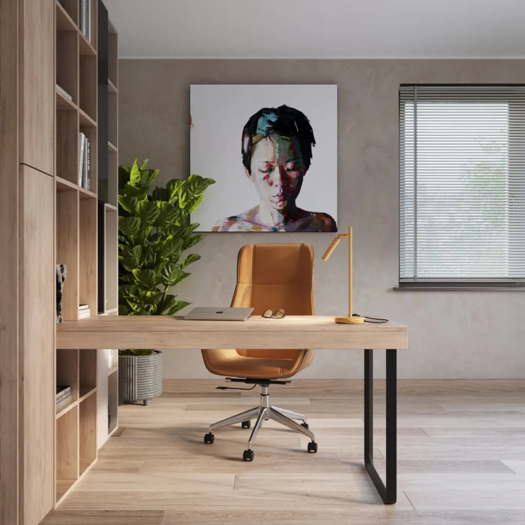 Lampe à poser doré sur un bureau