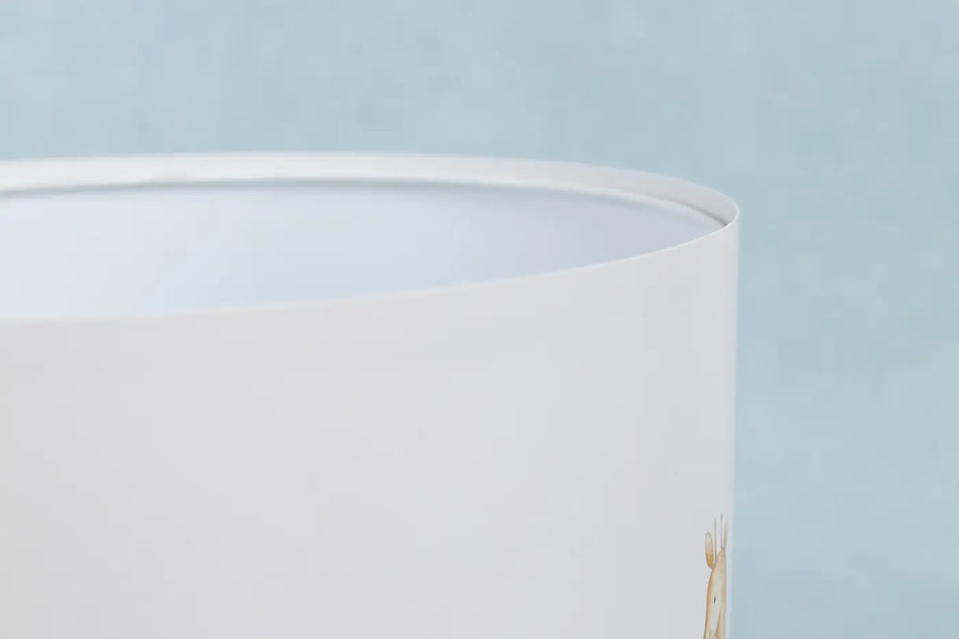 Lampe de table chevet blanche sweet dreams avec abat-jour cylindrique et illustration animale subtile style nature univers inspiré