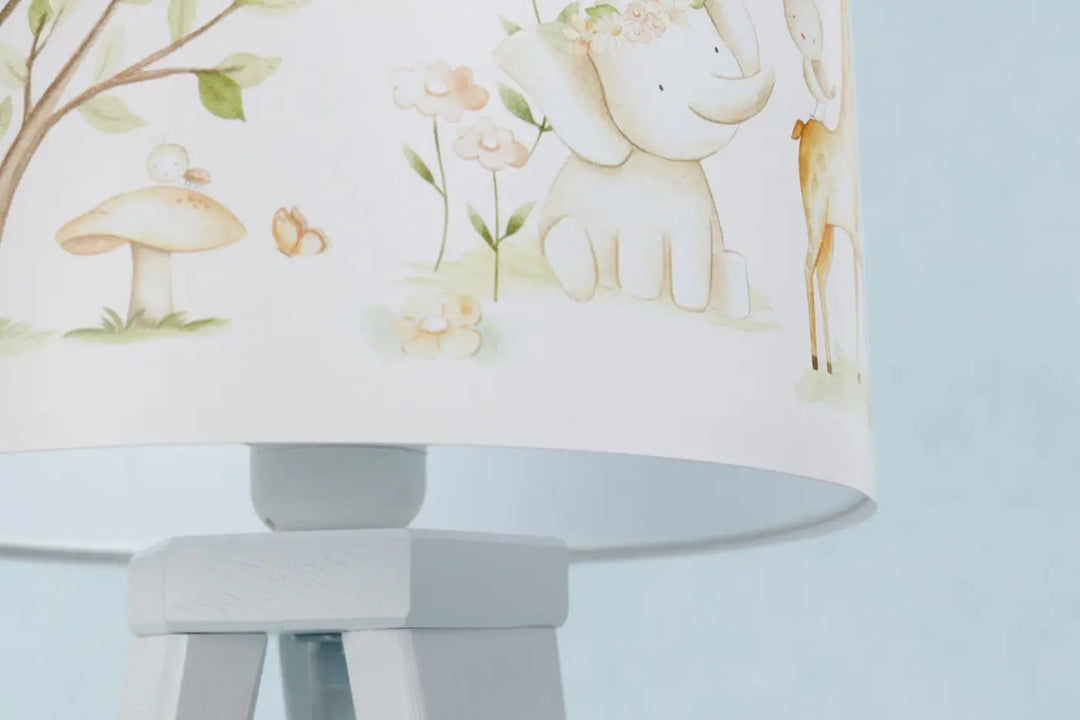 Lampe de table blanche avec illustration style nature déléphant et animaux boisés pour chevet blanche univers inspiré