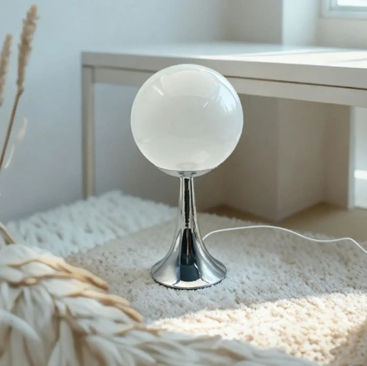 Lampe de chevet boule en verre blanc au style moderne