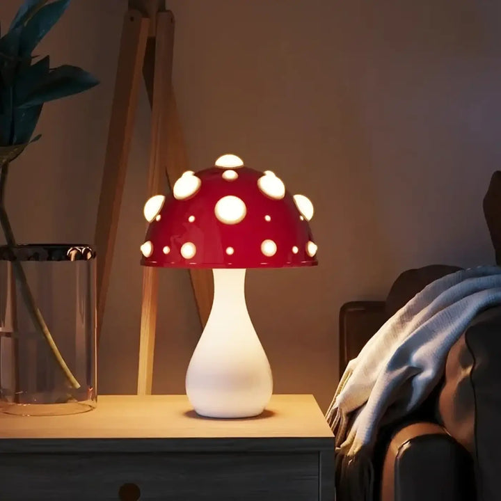 Lampe de chevet champignon rouge à pois blancs avec finition lisse et brillante par moushirou