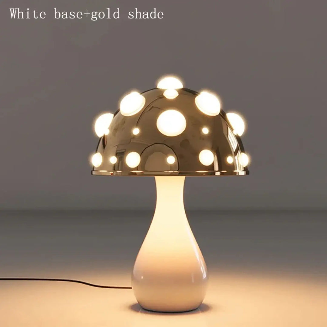 Lampe de chevet champignon à pois blancs avec base blanche brillante et abat-jour doré reflectant avec ampoules circulaires