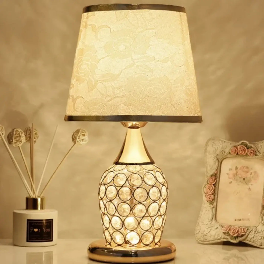 Lampe de chevet charlie avec abat-jour en tissu crème à motif floral et base dorée cristalline au design élégant qui attire lœil