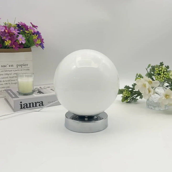 Lampe de chevet lange avec lumière douce en verre givré blanc et base chrome pour un éclairage chaleureux plus qu’un simple luminaire