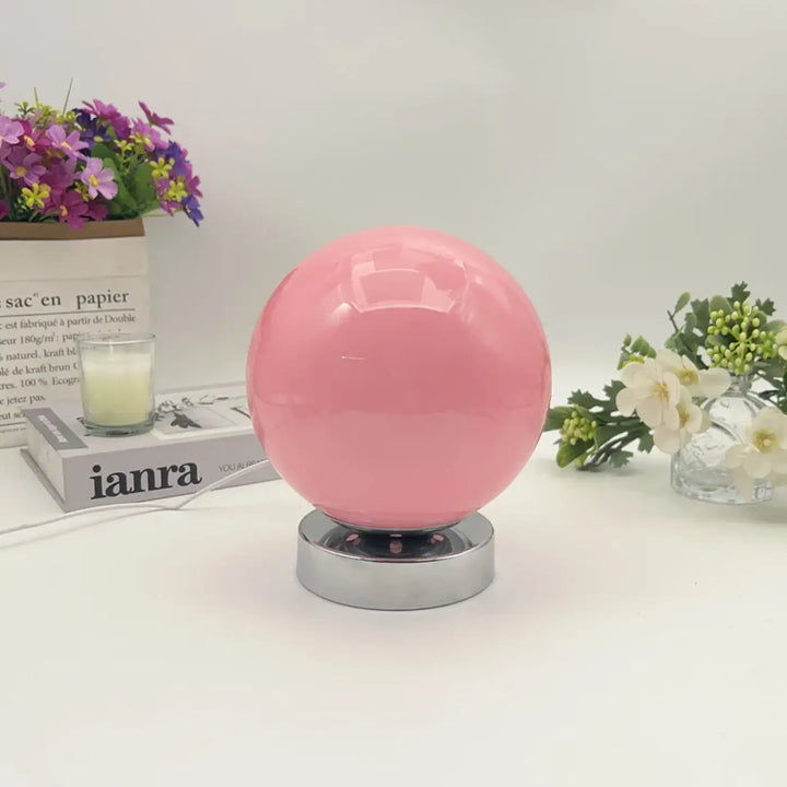 Lampe de chevet lange avec lumière douce ronde rose brillante et base chrome pour un éclairage chaleureux plus qu’un simple objet